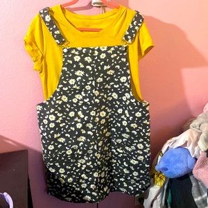 walmart brand, only ever worn once, daisy pattern with pockets